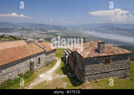 Kapelle mit Blick auf Rio Mino, Monte Santa Tecla, Kelten-Dorf, Camino Portugues, Jakobsweg, Jakobsweg, Pilgern Stockfoto