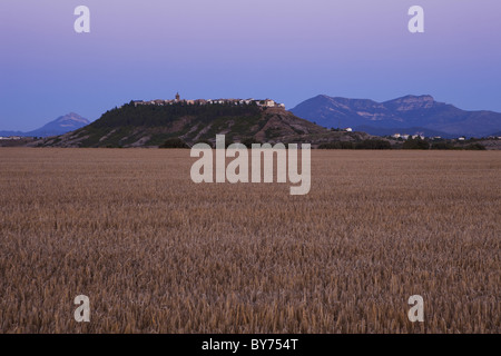 Berdun auf einem Hügel im Tal Arres, Valle d Arres, in der Nähe von Jaca, Pyrenäen, Pirineos, Camino Aragones, Camino Frances, Weg o Stockfoto