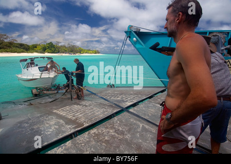 Laden Boot auf Ponton direkt vor der Küste von North West Island, Great Barrier Reef Marine Park, Südaustralien. Kein Herr Stockfoto