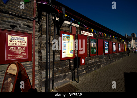 Porthmadog Gwynedd Wales UK Station Hafen Hafen wieder Steam Train Lok Gleisanlagen Stockfoto