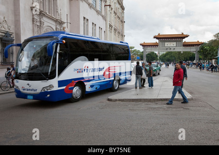 Kuba, Havanna. Moderne Reisebusse dienen Kubas Tourismus-Industrie. Tor markieren Ausstieg aus China Town im Hintergrund. Stockfoto