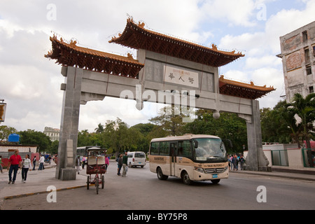 Kuba, Havanna. Tor markieren Ausgang von China Town. Geschenk der chinesischen Volksrepublik. Stockfoto