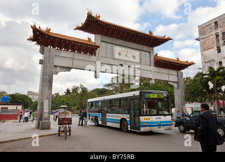 Kuba, Havanna. Moderne Busse bieten Stadtverkehr.  Tor markieren Ausgang von China Town, Geschenk aus der Volksrepublik China Stockfoto