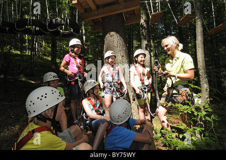 Kinder und Frau am Hochseilgarten am Maserer Pass, Reit Im Winkl, Chiemgau, Upper Bavaria, Bayern, Deutschland, Europa Stockfoto