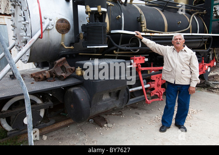Kuba, Havanna. Jesus, Hausmeister bei einer alten Lokomotive Display Park in Zentral-Havanna. Stockfoto