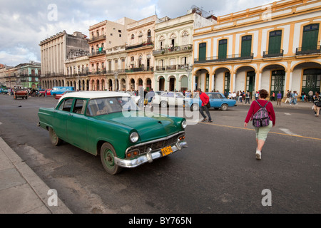 Kuba, Havanna. Gebäude gegenüber the Capitol am Paseo de Marti. Früh - bis Mitte der 1950er Jahre Ford im Vordergrund. Stockfoto