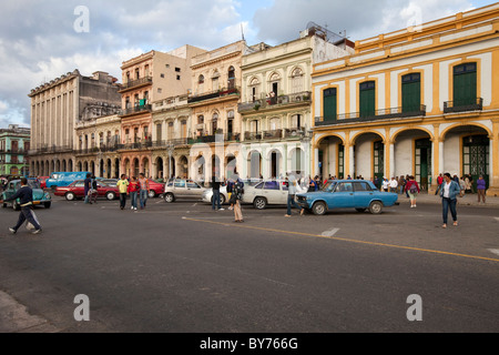 Kuba, Havanna. Gebäude gegenüber the Capitol am Paseo de Marti. Stockfoto