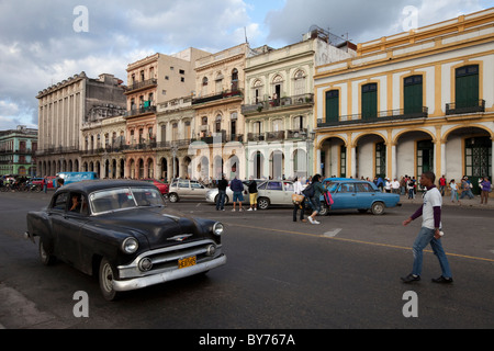 Kuba, Havanna. Gebäude gegenüber the Capitol am Paseo de Marti. Anfang der 1950er Jahre Chevrolet im Vordergrund. Stockfoto