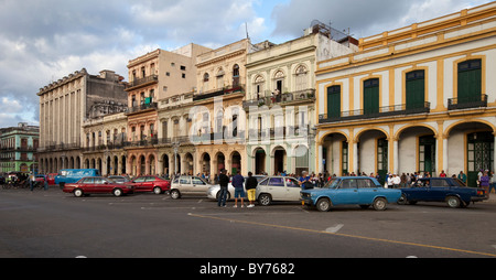 Kuba, Havanna. Gebäude gegenüber the Capitol am Paseo de Marti. Stockfoto