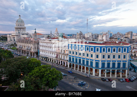 Kuba, Havanna. Paseo de Marti. Hotel Telegrafo, Hotel Inglaterra, National Theater, Capitol, von rechts vorne nach links. Stockfoto