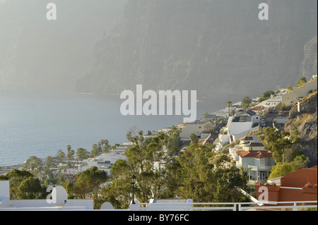 Puerto del Teide, Los Gigantes, Blick auf die steilen Klippen von Los Gigantes, Teneriffa, Spanien Stockfoto