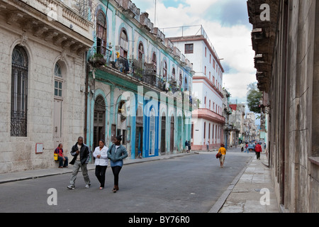 Kuba, Havanna. Fußgänger in einer Straße in der Nähe des Prado, Centro Habana. Stockfoto