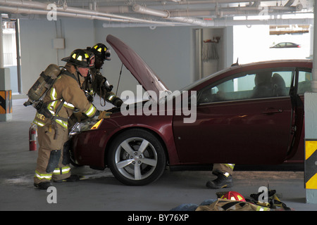 Miami Beach, Florida, Presidential Wohnanlagen, Parkgarage, Feuerwehrleute, Feuerwehr, Auto, Auto, undichtes Gas, Benzin, FL101203042 Stockfoto