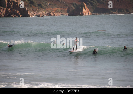Surfen am St. Brelades Bay, Jersey, Kanalinseln Stockfoto