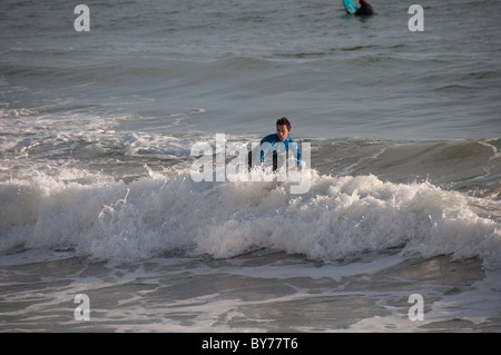 Surfen am St. Brelades Bay, Jersey, Kanalinseln Stockfoto