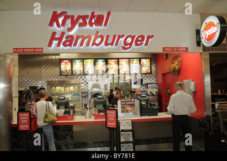 Atlanta Georgia, ATL, Hartsfield Jackson Atlanta International Airport, Fast Food, Snack, Krystal Hamburger, Theke, Menü, Mann, Männer, Frau, Frauen, Ca Stockfoto