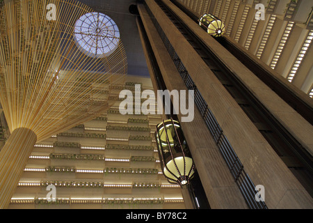 Atlanta Atlanta Georgia, Hyatt Regency, Hotel, Unterkunft, Hotelkette, Gastfreundschaft, Lobby, Atrium, Glasaufzug, Oberlicht, Architekt John Portman, Sonnenschirm-Metallskulpt Stockfoto