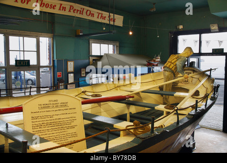 Weltweit älteste Rettungsboot in The Zetland Rettungsboot-Museum, Redcar, Nordostengland. Stockfoto