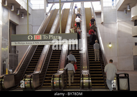 Atlanta Georgia, MARTA, CNN Center Station, U-Bahn, Rolltreppe, nach unten, oben, auf, Mann, Männer, Frauen, Schild, Ausgang, CNN, Philips Arena, GA101008003 Stockfoto