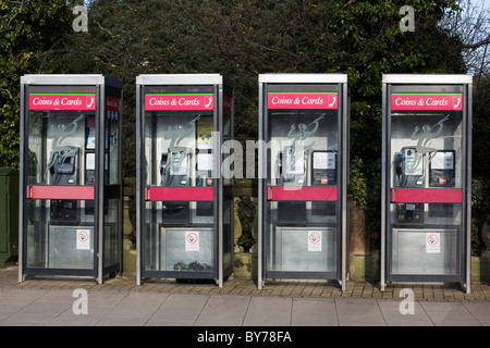 Eine Reihe von neuen Telefonzellen Stockfoto