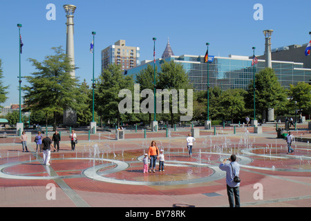 Atlanta Georgia, Downtown, Centennial Olympic Park, Olympische Sommerspiele, Springbrunnen mit Ringswater-Düsen, Spritzkissen, Mann, Männer, Frau, Frauen, Jungen, Männer Stockfoto