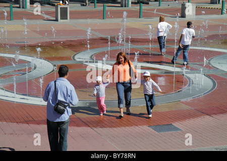 Atlanta, Georgia, Downtown, Centennial Olympic Park, Olympische Sommerspiele, Springbrunnen mit Ringswater-Düsen, Spritzkissen, Erwachsene Erwachsene Männer Männer, Frauen Frauen weiblich l Stockfoto