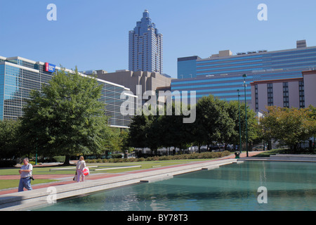 Atlanta Georgia, Downtown, Centennial Olympic Park, Sommerolympiumsreflektierender Pool, Wasserspiel, Mann Männer männlich, Frau weibliche Frauen, Wandern, Bürogebäude Stockfoto