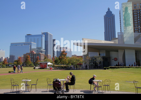 Atlanta Georgia, Downtown, Pemberton Place, World of Coca Cola, Rasen, Skyline, Gebäude, Mann Männer männlich, junge Jungen Kinder Bank of America TowerOutdoor, Tab Stockfoto