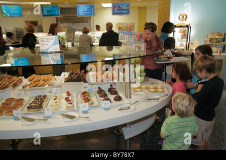 Atlanta Georgia, Pemberton Place, Georgia Aquarium, Attraktion, Cafeteria, Fast Food, Franchise, Wüstentheke, Leckereien, Süßigkeiten, Erwachsene Erwachsene Frauen Frauen weiblich Stockfoto