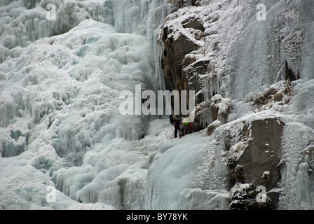 Eisklettern in Cascata di Nardis, Val Genova, Dolomiten, Italien Stockfoto