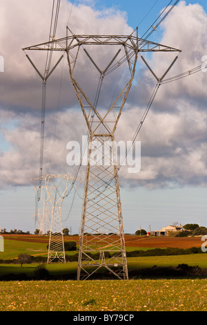 Stromleitungen und Gittern in Sicht Stockfoto