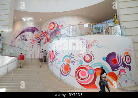 Atlanta Georgia, World of Coca Cola, Pemberton Place, Firmenmuseum, Ausstellungsausstellung, Ausstellungsausstellung, Ausstellungsverkauf, The Hub, Atrium, schwarzer Mann, Männer, Frau f Stockfoto