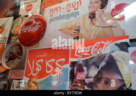 Atlanta Georgia, World of Coca Cola, Pemberton Place, Firmenmuseum, Ausstellungsausstellung Sammlung Ausstellungsverkauf Americana, Erinnerungsstücke, historische Anzeige, Adver Stockfoto