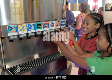 Atlanta Georgia, Welt von Coca Cola, Pemberton Place, Firmenmuseum, Geschmack!, Ausstellung, Soda, alkoholfreie Getränke, Getränke, Verkostung, Schwarze Mädchen, Youngster Stockfoto