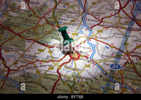 Karte-Pin zeigt die Stadt von Oxford, England auf einer Straßenkarte Stockfoto