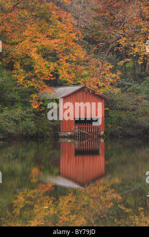 Bootshaus am See bei DeSoto Fälle, DeSoto State Park, Fort Payne, Alabama, USA Stockfoto