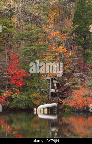 Kanus angedockt am See bei DeSoto Falls, DeSoto State Park, Fort Payne, Alabama, USA Stockfoto