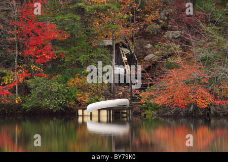 Kanus angedockt am See bei DeSoto Falls, DeSoto State Park, Fort Payne, Alabama, USA Stockfoto