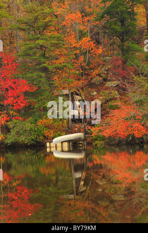 Kanus angedockt am See bei DeSoto Falls, DeSoto State Park, Fort Payne, Alabama, USA Stockfoto