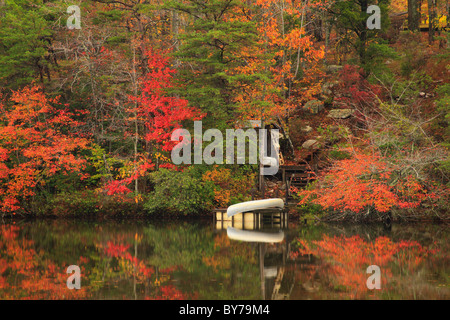 Kanus angedockt am See bei DeSoto Falls, DeSoto State Park, Fort Payne, Alabama, USA Stockfoto