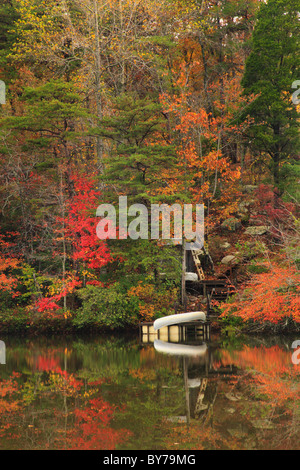 Kanus angedockt am See bei DeSoto Falls, DeSoto State Park, Fort Payne, Alabama, USA Stockfoto