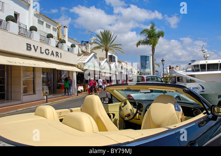 Luxus-Auto und Geschäfte am exklusiven Yachthafen von Puerto Banús, Marbella, Costa del Sol Malaga Provinz, Andalusien, Spanien Stockfoto