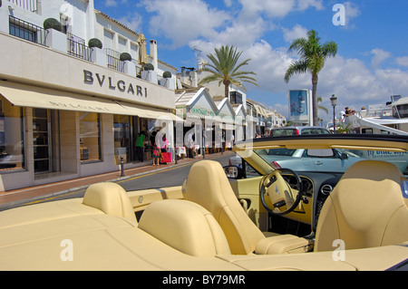 Luxus-Auto und Geschäfte am exklusiven Yachthafen von Puerto Banús, Marbella, Costa del Sol Malaga Provinz, Andalusien, Spanien Stockfoto