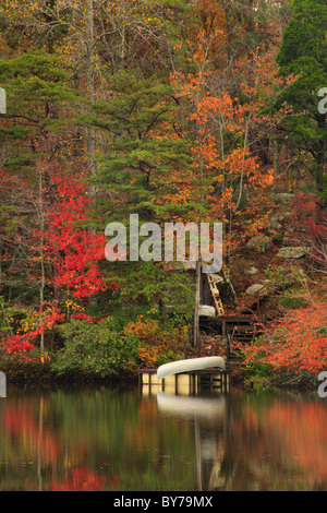 Kanus angedockt am See bei DeSoto Falls, DeSoto State Park, Fort Payne, Alabama, USA Stockfoto