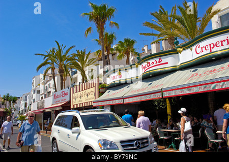 Luxus-Auto und Geschäfte am exklusiven Yachthafen von Puerto Banús, Marbella, Costa del Sol Malaga Provinz, Andalusien, Spanien Stockfoto