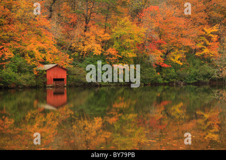 Bootshaus am See bei DeSoto Falls, DeSoto State Park, Fort Payne, Alabama, USA Stockfoto