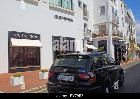 Luxus-Auto und Geschäfte am exklusiven Yachthafen von Puerto Banús, Marbella, Costa del Sol Malaga Provinz, Andalusien, Spanien Stockfoto