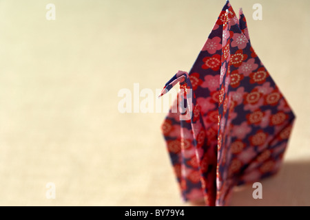 Origami-Kranich in japanischen Hotels ruhen auf einem Kissen vorbereitet Stockfoto