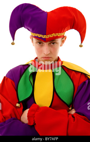 Kopf- und Schulteraufnahme eines kaukasischen männlichen Narren, der miserabel aussieht und die Arme in einer defensiven Haltung gefaltet sind. Weißer Hintergrund Stockfoto