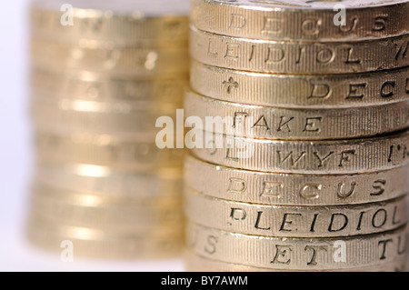Haufen von Pfund-Münzen mit einem "FAKE" ausgeschrieben Stockfoto